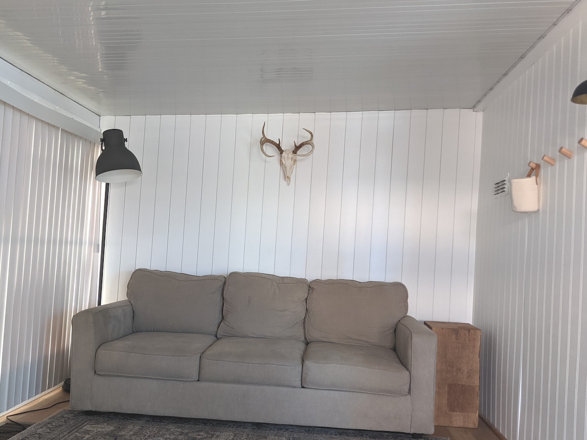 ห้องนั่งเล่นในลานกว้างพร้อมโซฟาปรับนอน