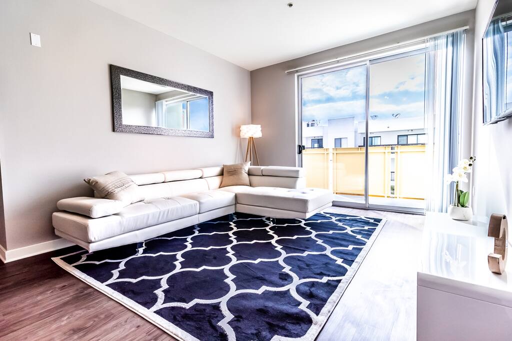 Living room with flat screen TV and terrace
Salón con TV Plasma y terraza