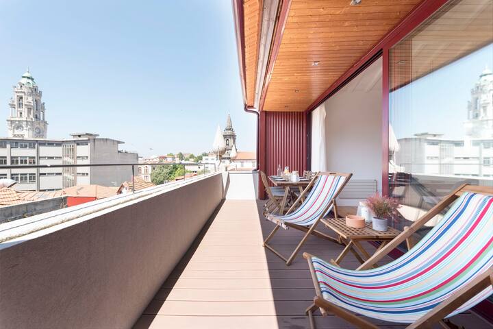 Top floor Balcony Apartment by LovelyStay