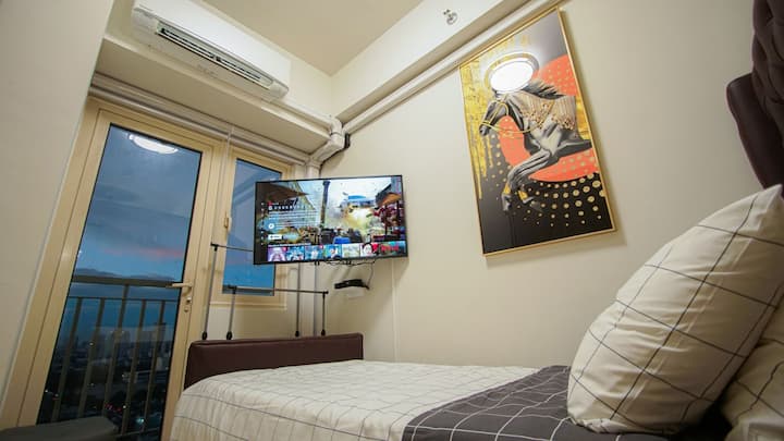 Dormitorio 1 con balcón. Viene con cama individual y una cama extraíble. Totalmente climatizado y con TV de 32pulgadas y Netflix para tus necesidades de entretenimiento. 