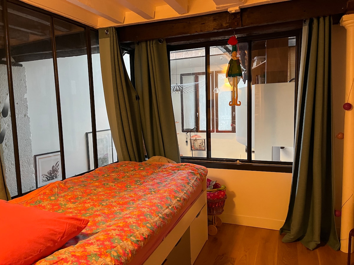 Პატარა საბავშვო ოთახი საწოლით 90/190