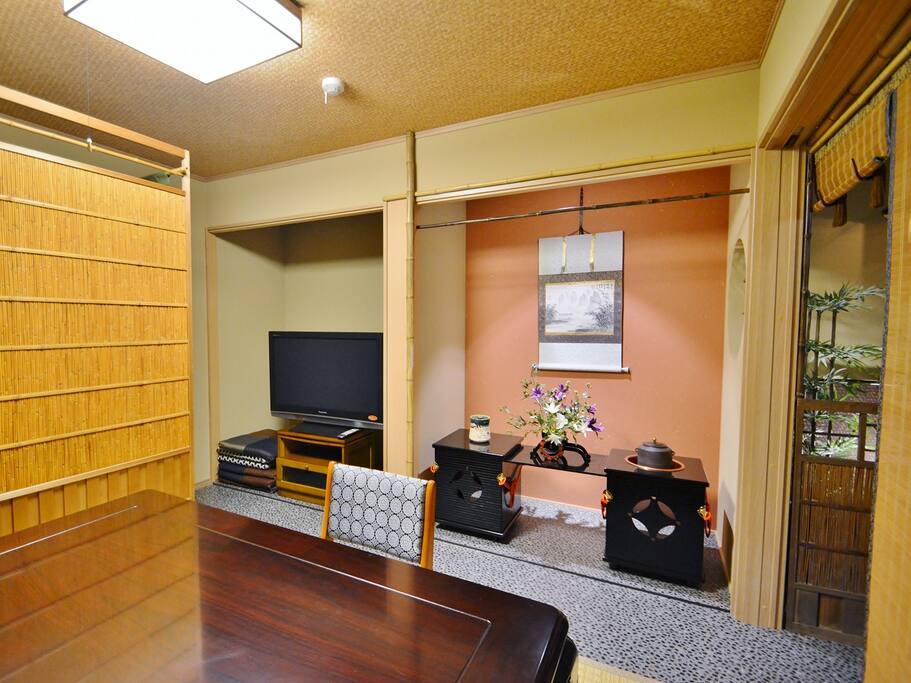 床の間には掛け軸と立礼式の棚。
A kind of the table for tea celemony.
