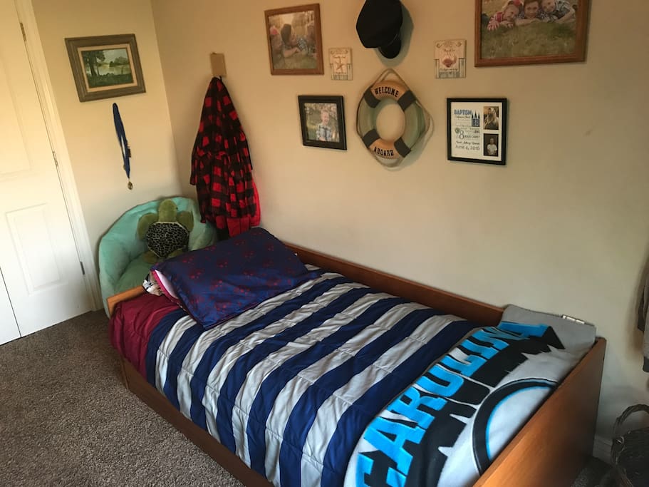 Trundle Bed with pullout mattress
