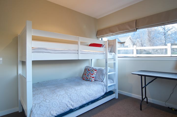 Ორსართულიანი ოთახი სამს იტევს. Საჭიროების შემთხვევაში, ორსართულიანი და გამოსაწევი საწოლი მესამე სტუმრისთვის.

Თუ ნამდვილად გსურთ ამ ოთახში კიდევ ერთი სტუმრის დამატება, სულ ოთხი (8 სახლში), ჩვენ გვაქვს ლეიბი წყვილისთვის. Ეფექტურად ეს ნიშნავს 2 ორსულს, ხოლო ლეიბზე 2-ს. Ეს მხოლოდ მოთხოვნით და იმის გაგებით, რომ სულ შვიდი ნამდვილად იდეალურია.
