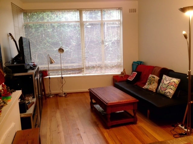 Удобна, уютна, просторна всекидневна с полиран дървен под и модерно обзавеждане. Перфектен за отдих. 