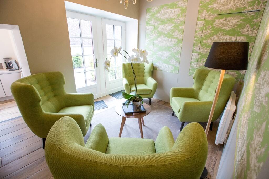 Salon de la Suite Angélique, avec de grands fauteuils individuels