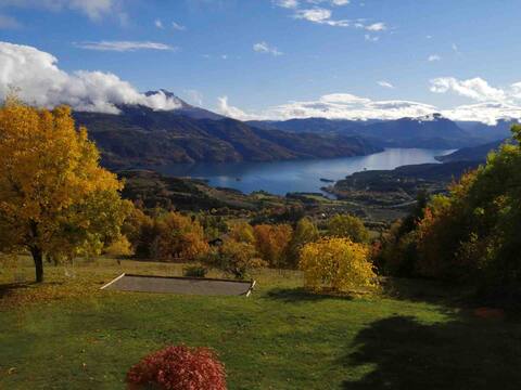 Architect-designed chalet, stunning views of Lake Serre-Ponçon