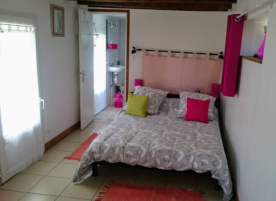 La chambre occupe tout le rez de chaussée. Elle est équipée d'un réfrigérateur et d'un micro-onde.