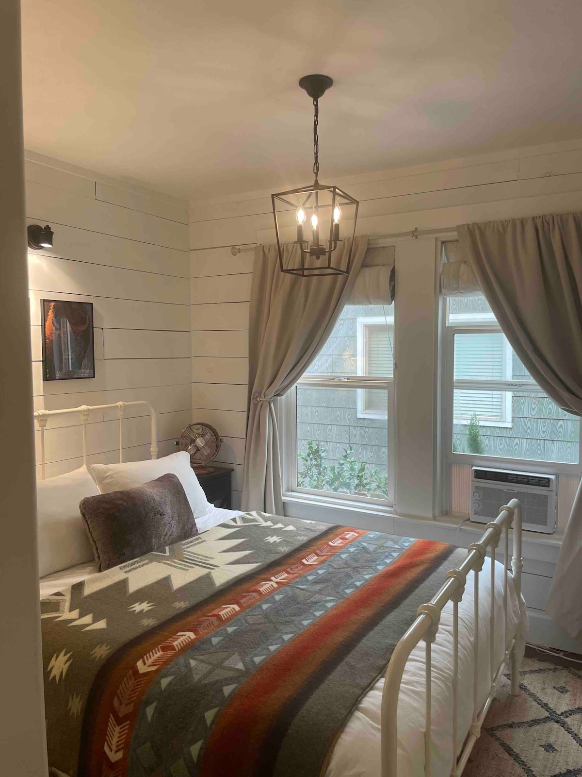 Dormitorio #2 con cama tamaño queen. 