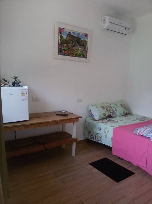 frigobar interno , juntamente com um microondas
