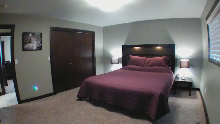 Master bedroom with King Simmons BeautyRest bed