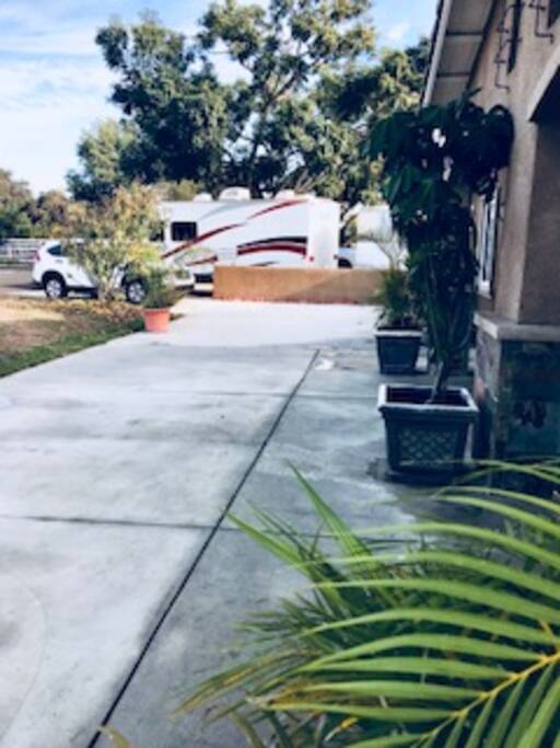 Side view of the front to depict the separate driveway