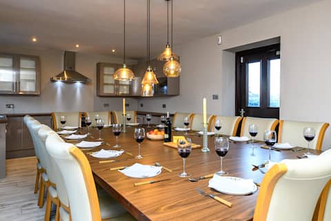 6 Star Lux Large House. Hot tub, Cave Bar, Lakes