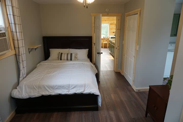 Downstairs bedroom (queen)