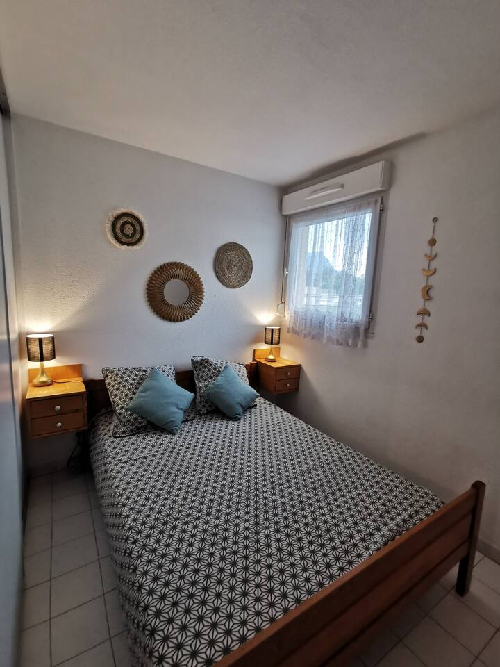 Cama doble de 140 x 190. Nuevo box spring y colchón en julio de 2022.
Armario de pared grande disponible para su uso. 