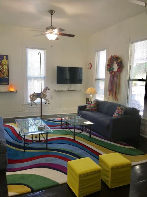 High ceilings, flat screen TV, cable & Internet. Plenty of room for either relaxing or entertaining.