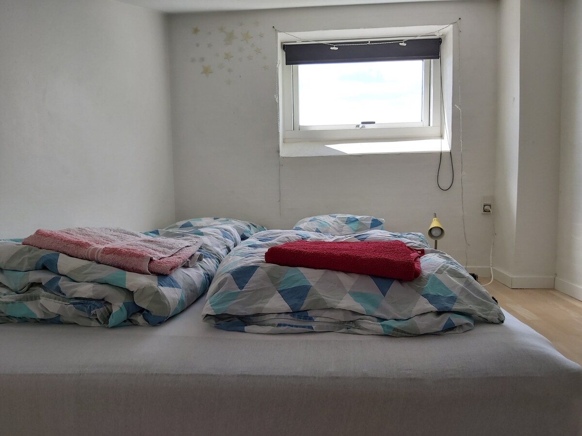 Hems 2 со брачен кревет (широк 150-179 см) 