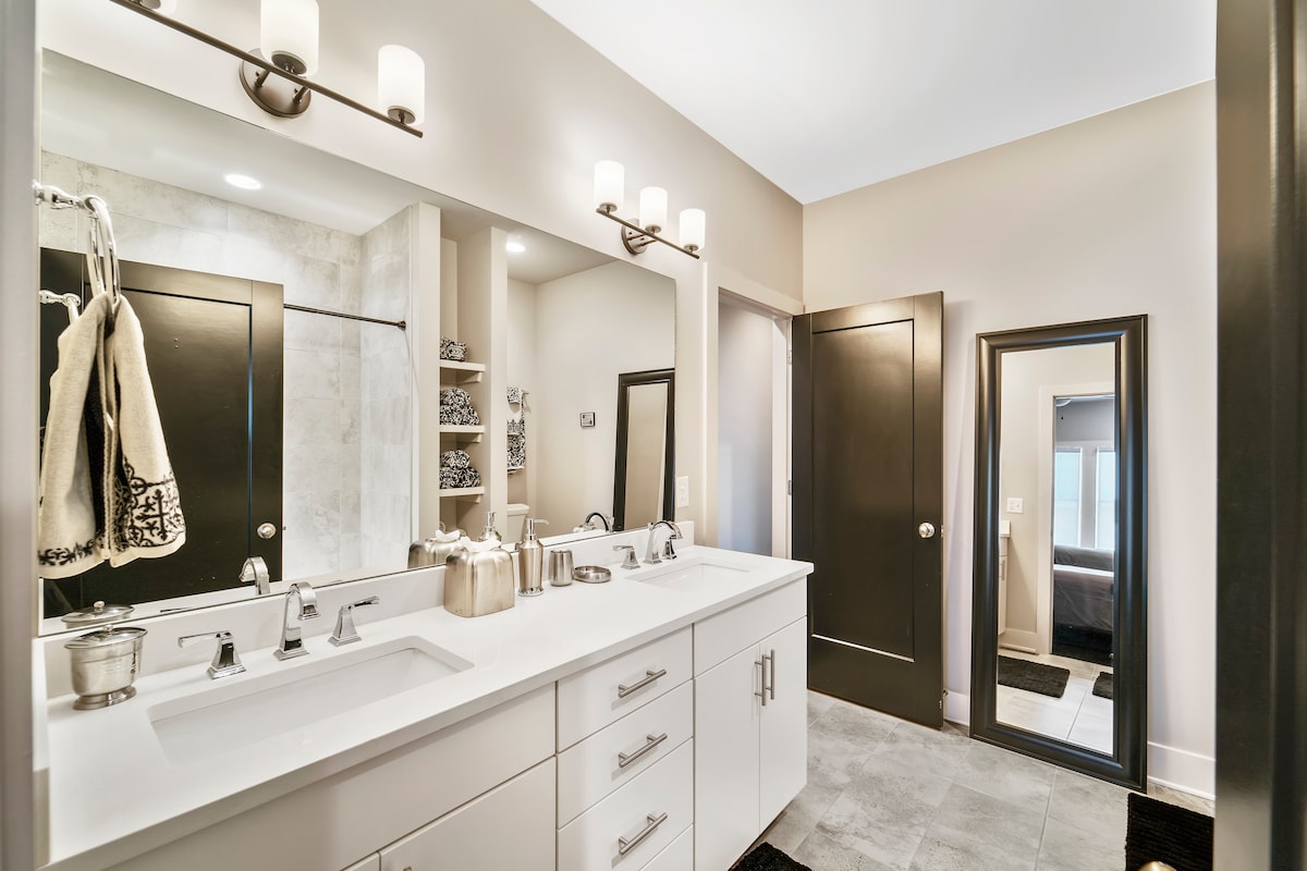 Bafu bora lililounganishwa na Master Bedroom kwenye Ghorofa ya 3