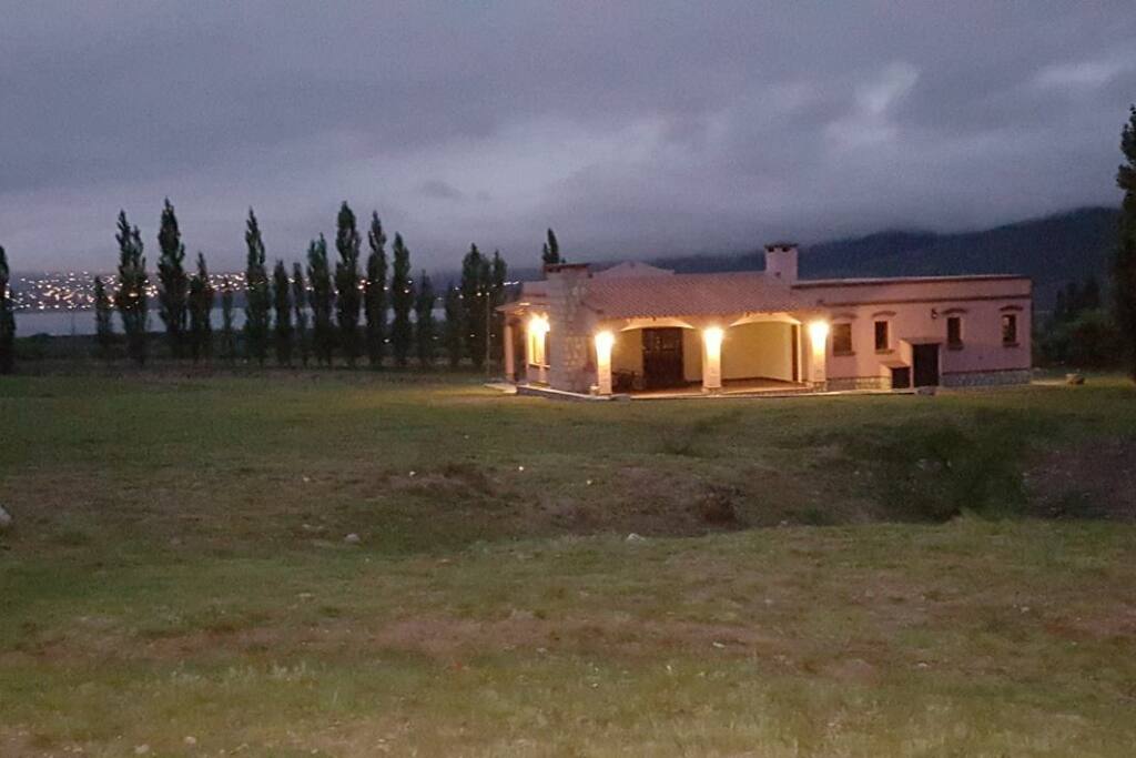 vista nocturna del Lago Dique la Angostura y El Mollar