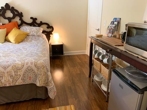 Bamboo Room: King Guest Suite - Quiet Green Oasis