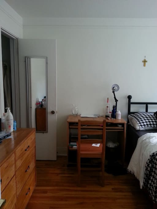 Walk-in Closet,Table and chair