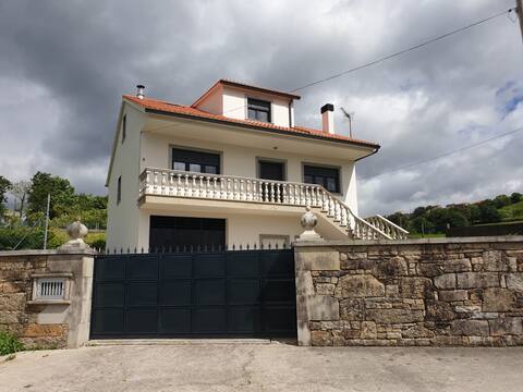 House with a pool overlooking the Tambre River