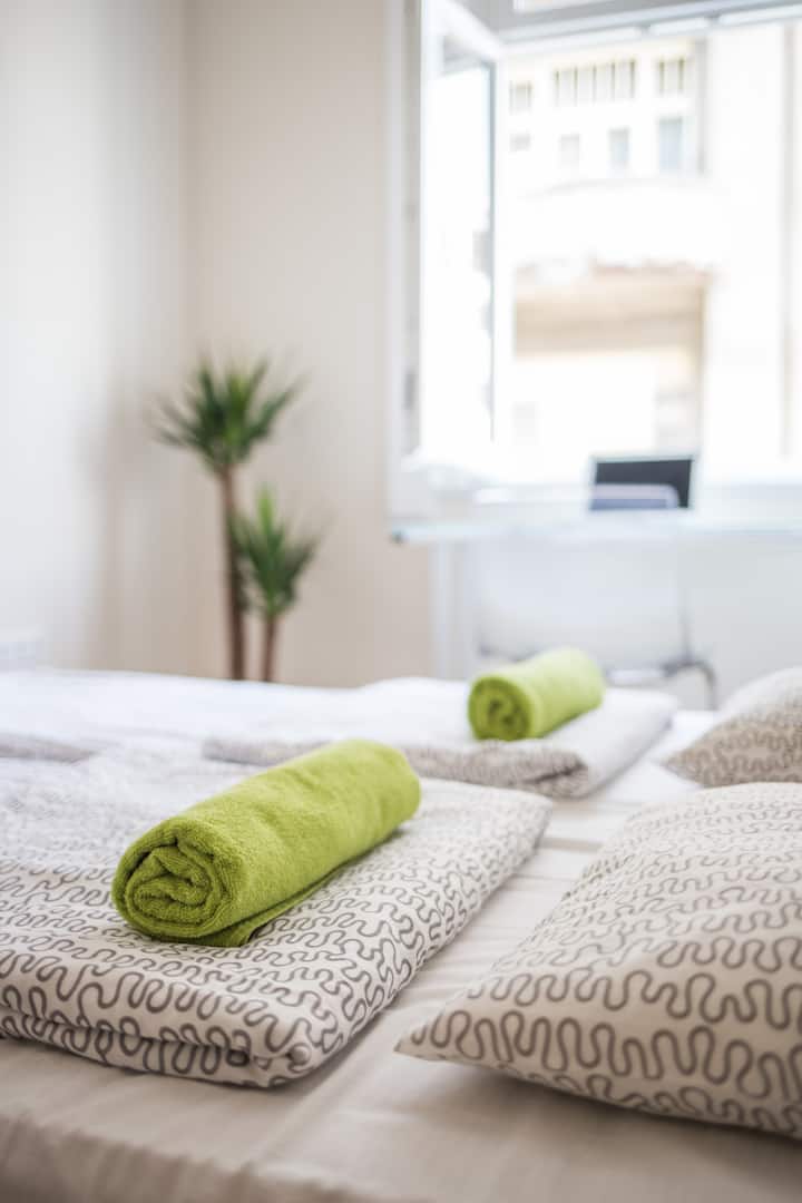 Pohodlná manželská posteľ a jemné tóny prispievajú k relaxačnému odpočinku.