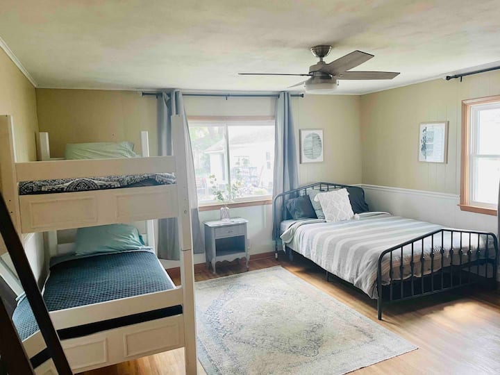 מיטת קווין סייז עם מיטות קומתיים