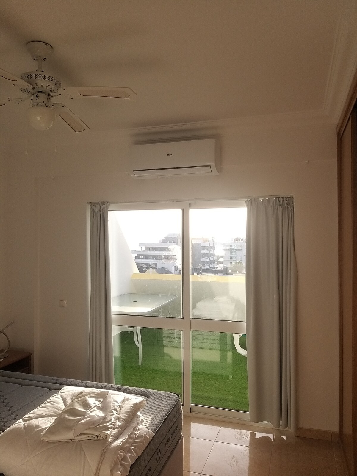 Спална соба со реверзибилен кондициониран простор