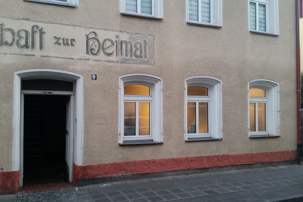 Die beleuchteten Fenster sind deine Ferienwohnung. Das Gasthaus wird nur noch privat betrieben und ist keine öffentliche Gaststätte. Ferienwohnungsbewohner können jedoch an manchen Tagen günstig lecker essen und trinken.
