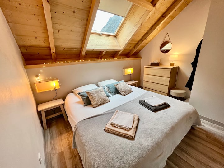 Chambre Flocon et salle de bain attenante avec douche et wc 
Un lit double ou 2 lits simples