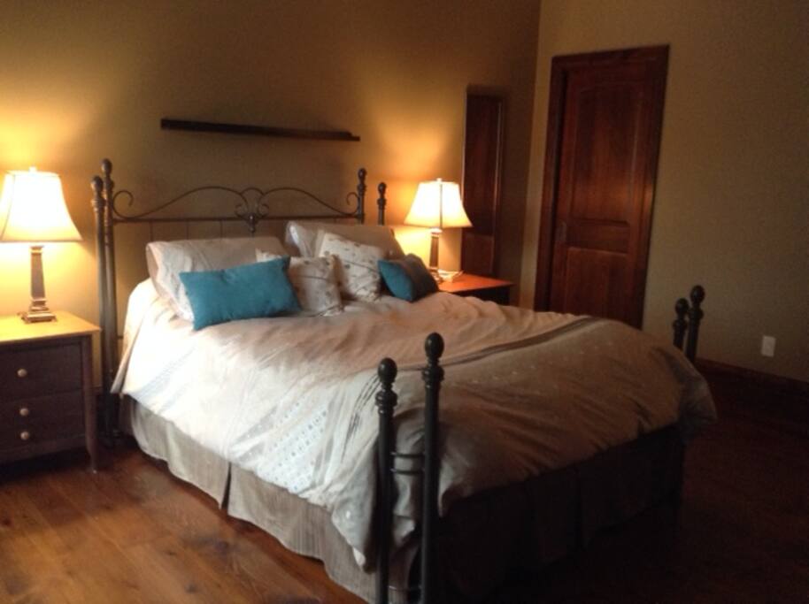 Chambre 1 (lit queen) / Room 1 (Queen bed)