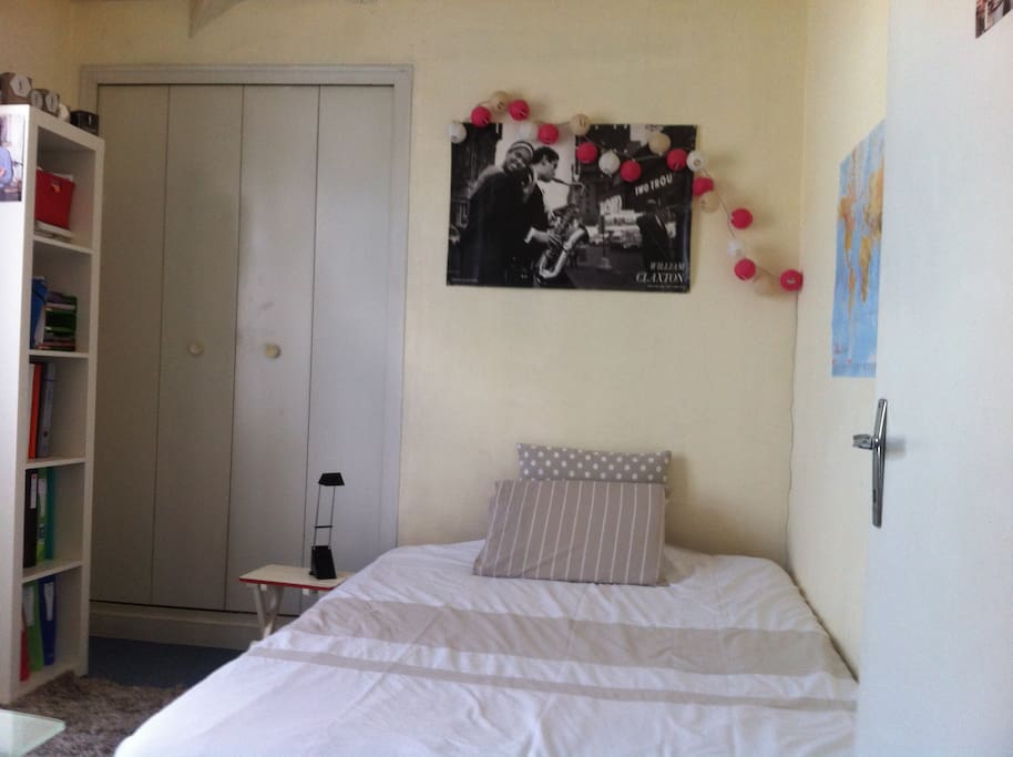 Chambre 1, lit double, bureau, grande penderie, pas de vis-à-vis