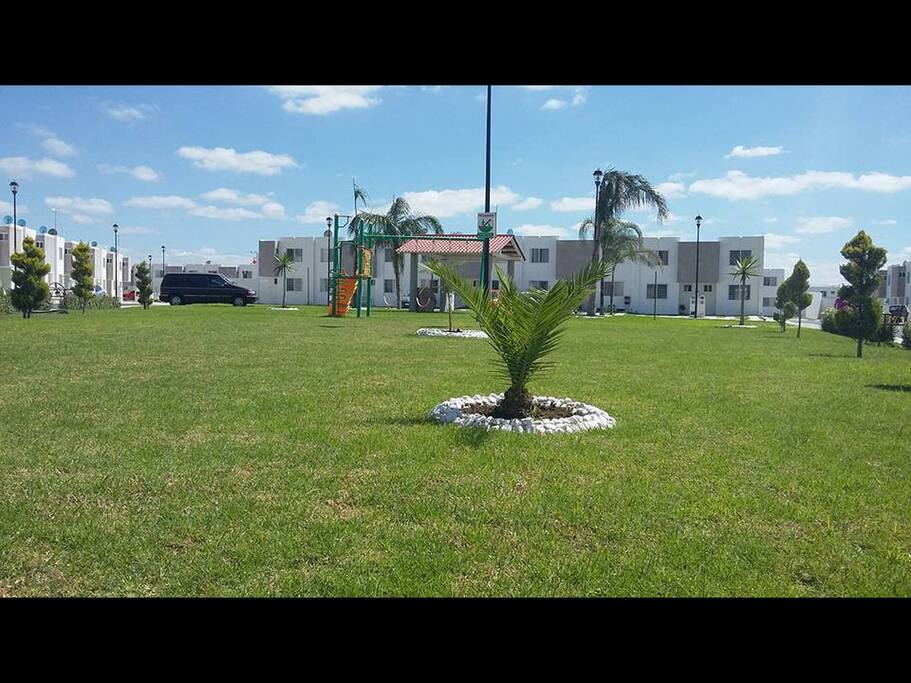 Bastas áreas verdes dentro del condominio.