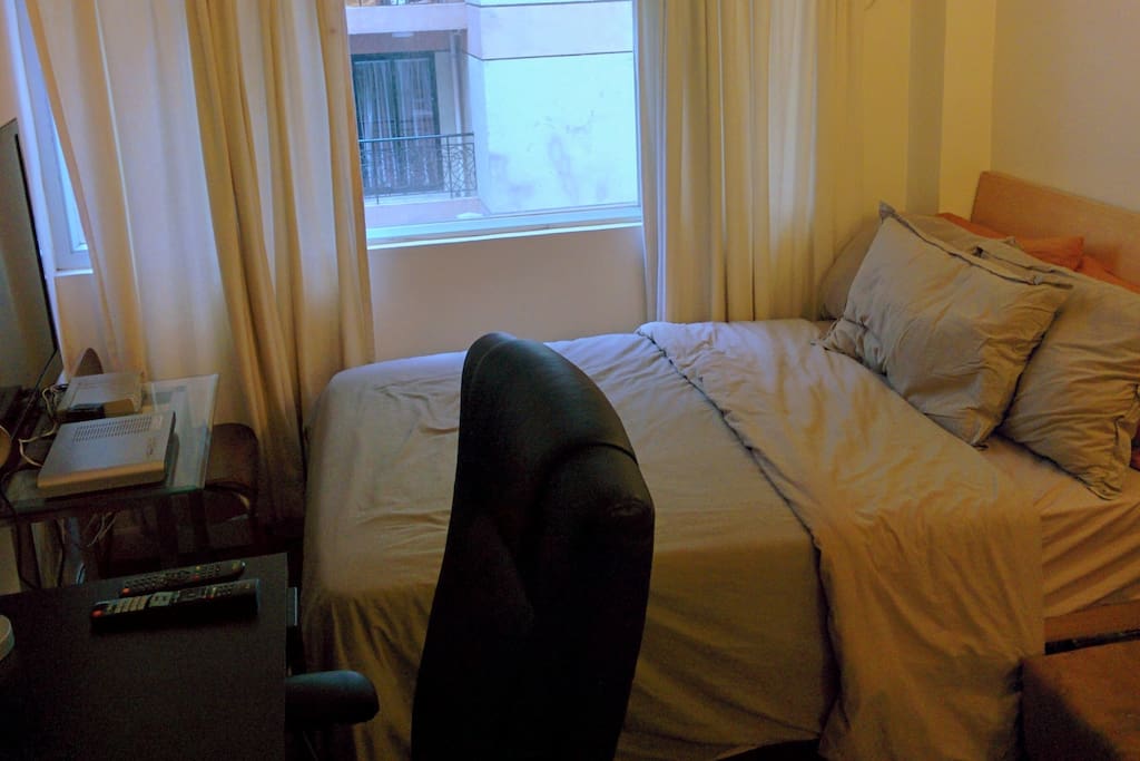 Spacious studio with 2-seater sofa, large flat screen TV, desk & leather chair