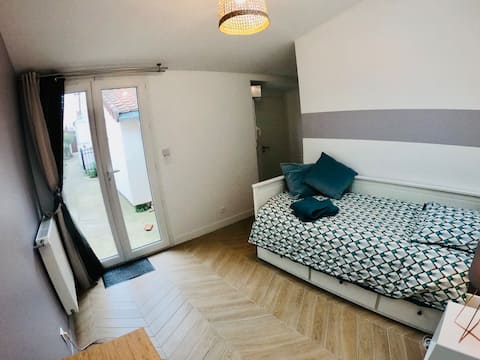 Bedroom/bathroom independent entrance