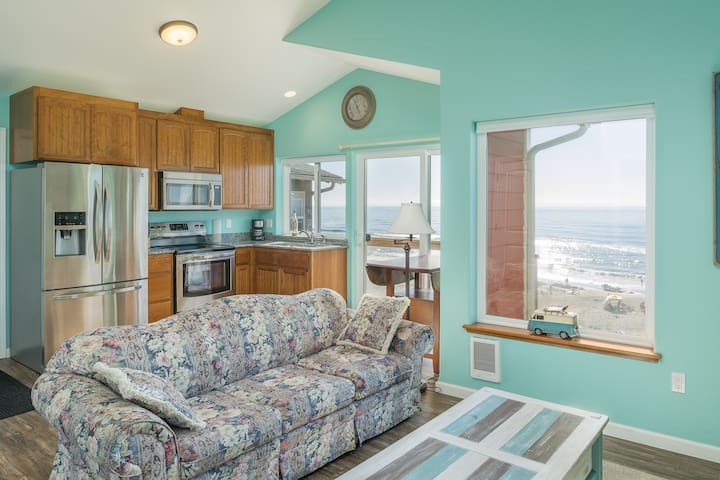 The Lookout - Oceanfront, balcony, kitchen.