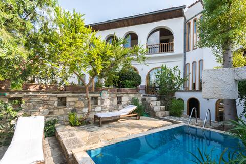 St John's House with private pool, gardens & sauna