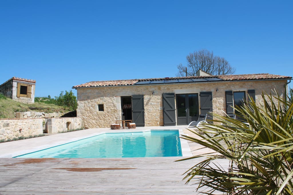 piscine et terrasse avec accès aux chambres