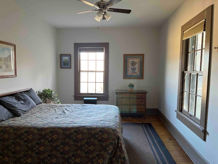 בחדר שינה 2 יש יתדות טיפוסיות לבגדים, רצפות מעץ קשיח, מיטת קווין סייז ו -2 חלונות כדי לראות חיות בר. 