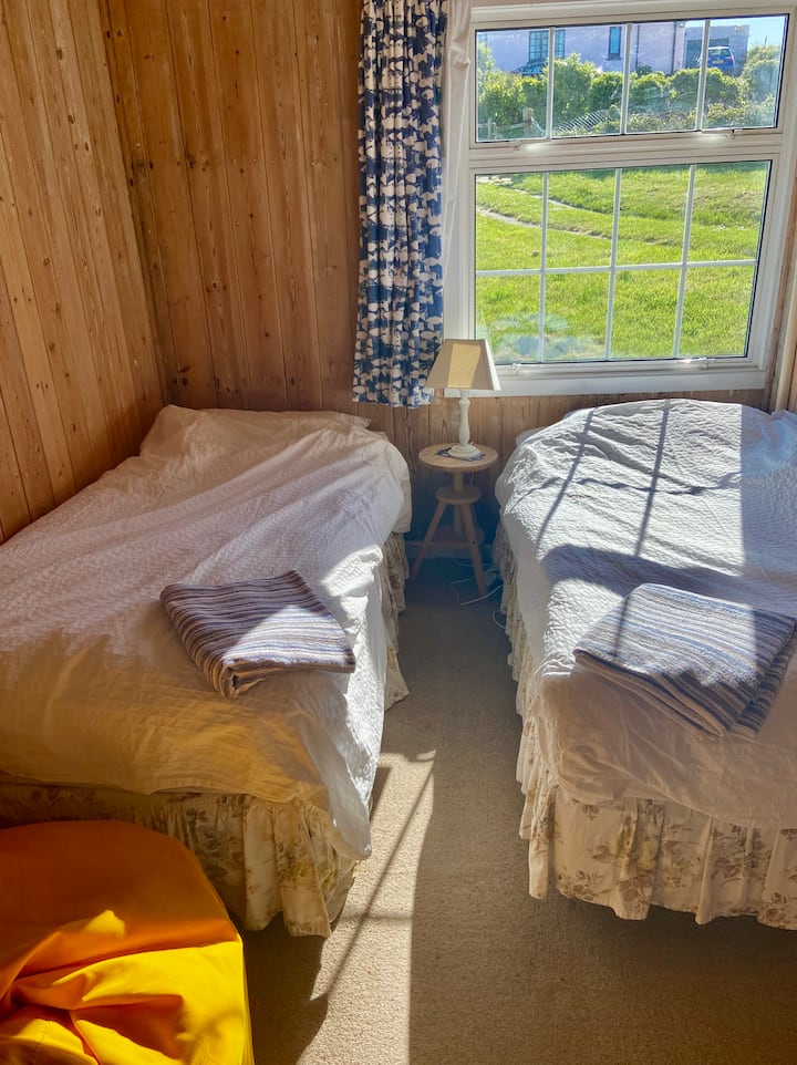El dormitorio 3 tiene dos camas individuales. Esta habitación también está orientada al oeste, lo que la hace luminosa y espaciosa.