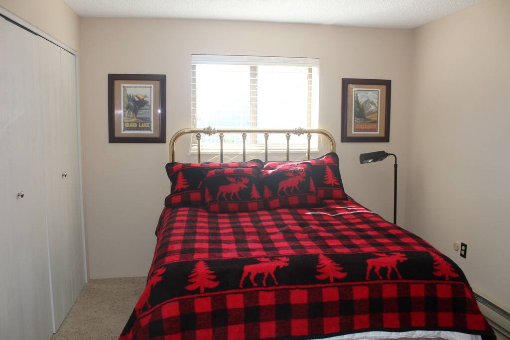 Queen size bed, wake up to the sunrise over Grand Lake