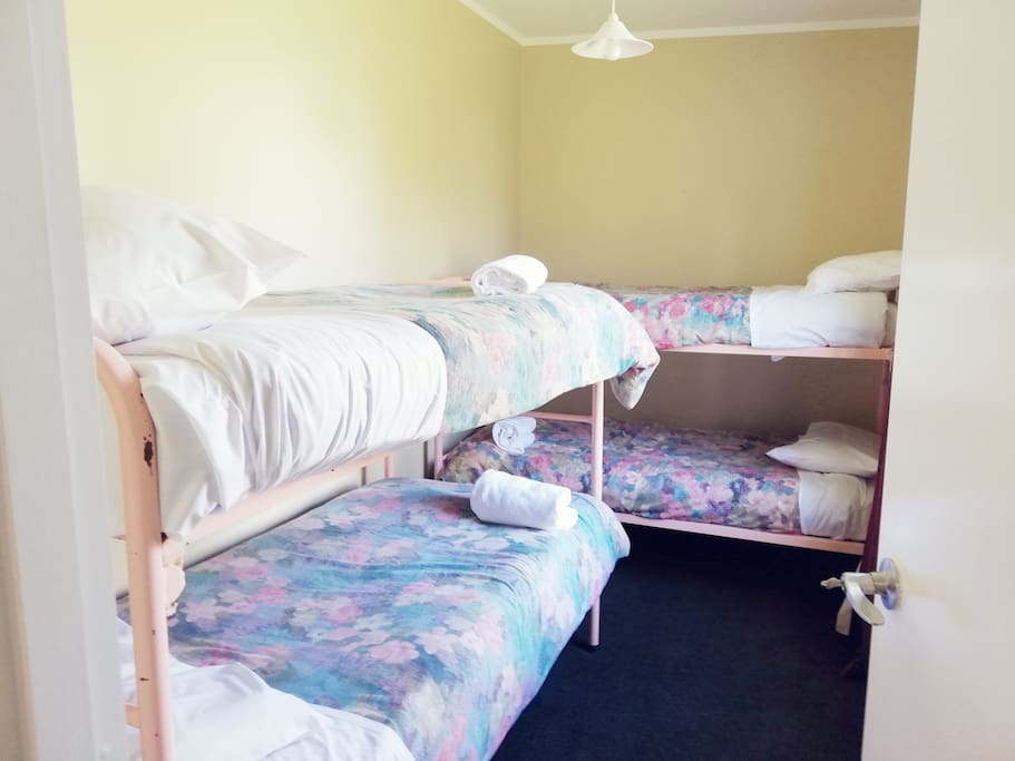 Room 1 - 4 single beds (2xbunks)