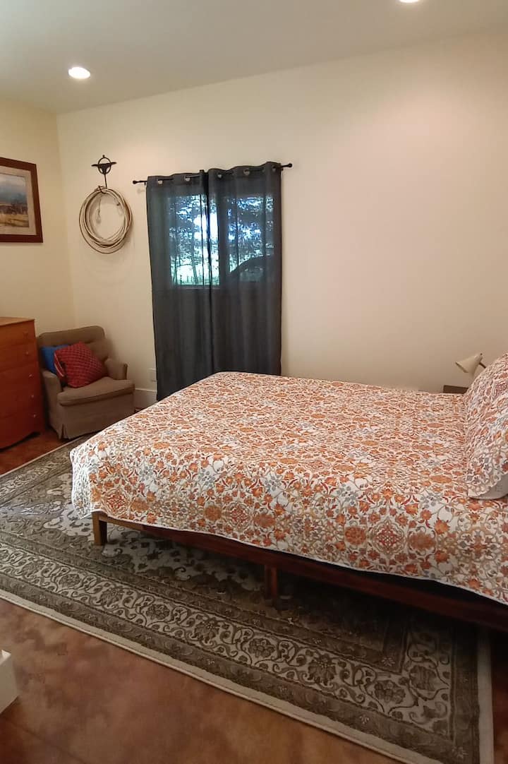 Საძინებელი საწოლით (მეხსიერების ქაფი)