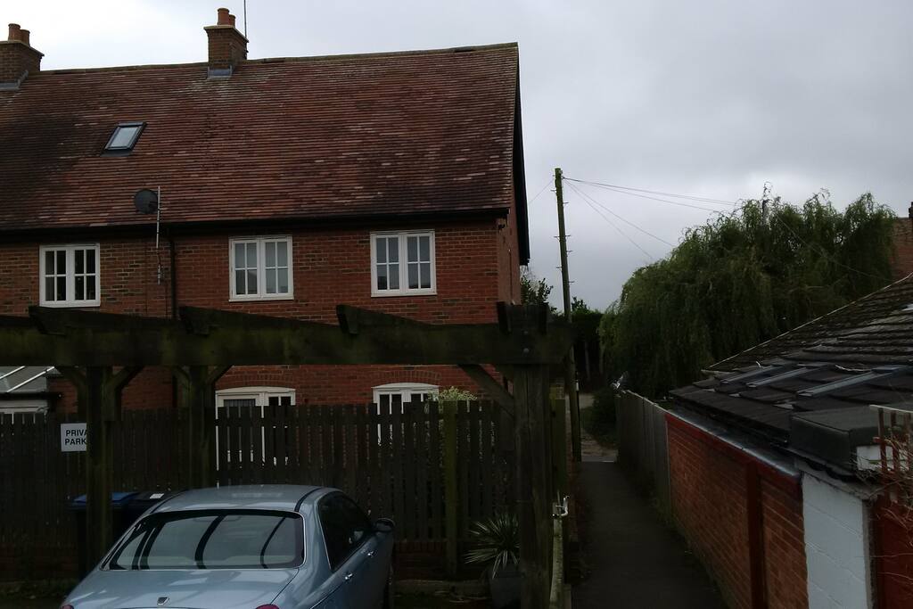 1st floor flat (two top right windows)