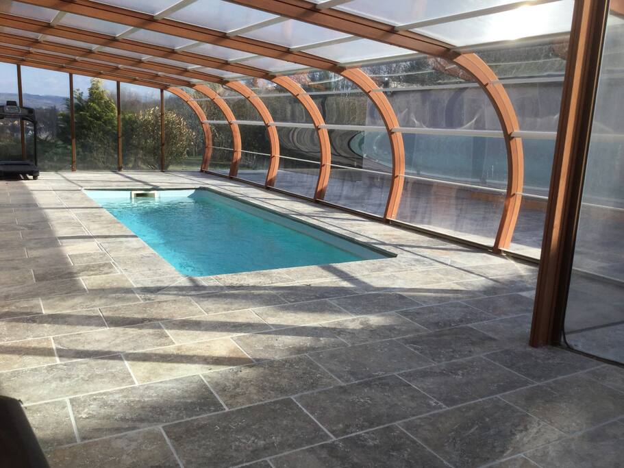 Piscine intérieure / Véranda