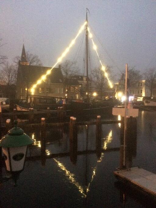 Kerstverlichting in de mast