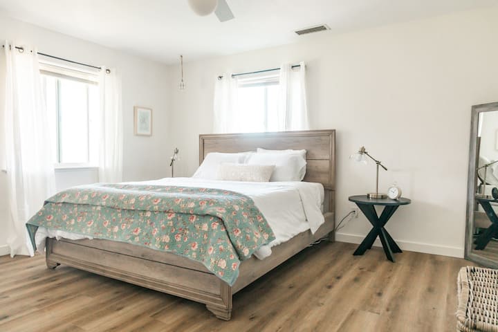 Primarna spavaća soba s bračnim krevetom (širine 180 - 200 cm)