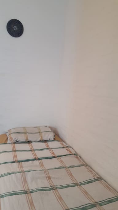 Single-bed in the room (a second single available). Let us know your preferences: Need a wake up call? Want to smoke inside? No problem! It's your space: you just tell us what you need, and we'll do our best to provide.
-----------------------------------------
Cama simple en la habitación (segunda disponible, también simple). Déjanos saber tus preferencias: ¿necesitas una llamada? ¿Deseas fumar adentro?
Dinos qué necesitas y procuraremos proveértelo: tú mandas.