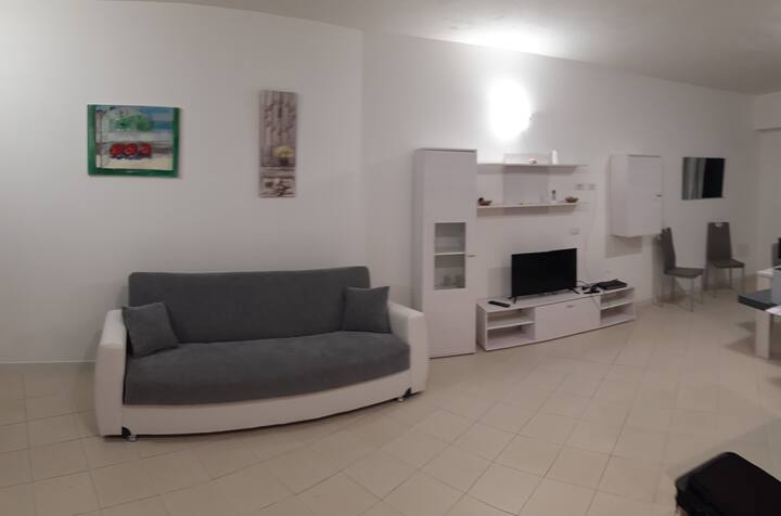 宽敞的起居区，配备设备齐全的墙壁、平板电视和魔鬼！